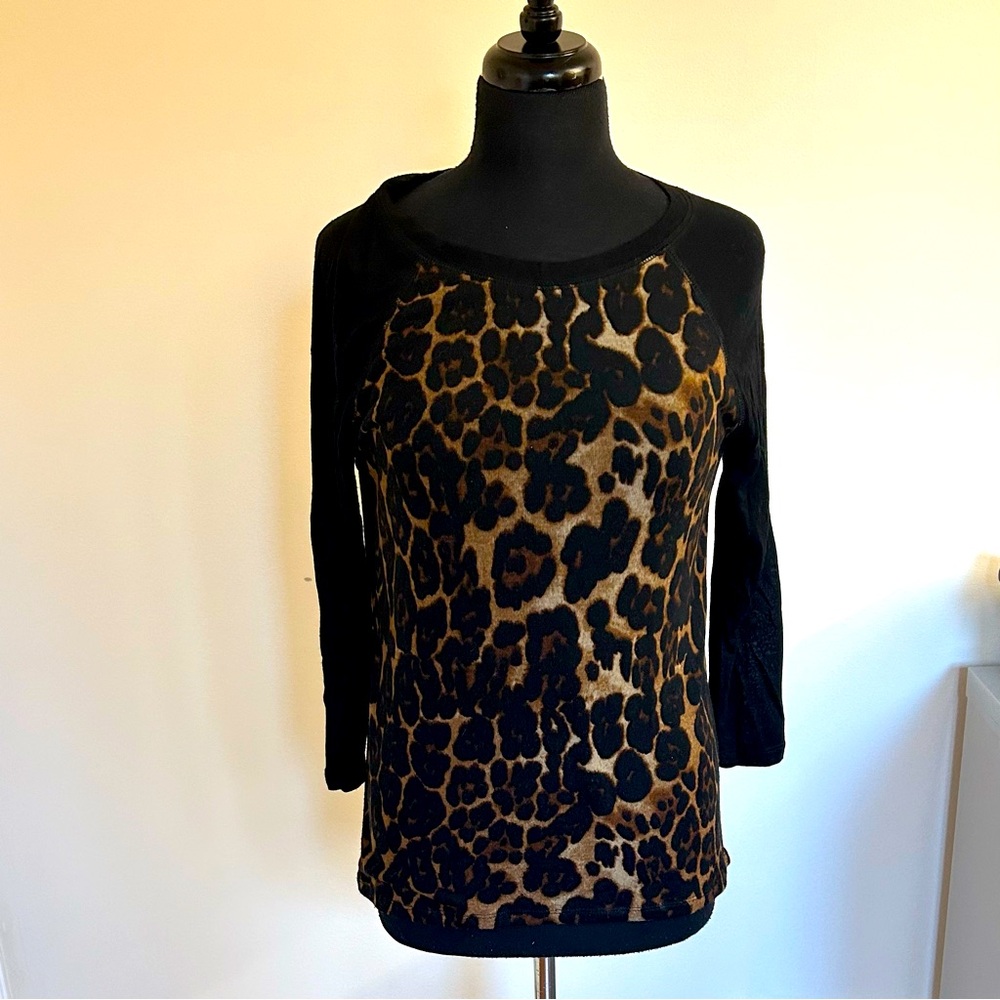 Ivoire leaped print top with contrast sleeve, Size S